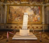 Torre di Pisa in alabastro in mostra presso la sala Baleari in Palazzo Gambacorti