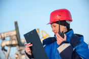 Giovane donna con casco antifortunistica al lavoro in inverno